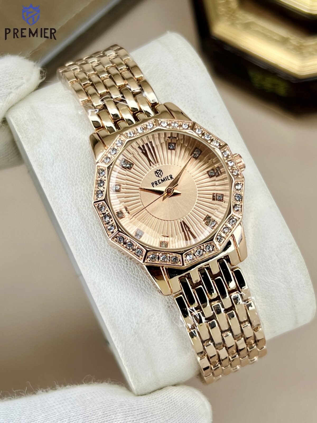 New Women's Elegant Bracelet Watch with Crystal-Studded Bezel