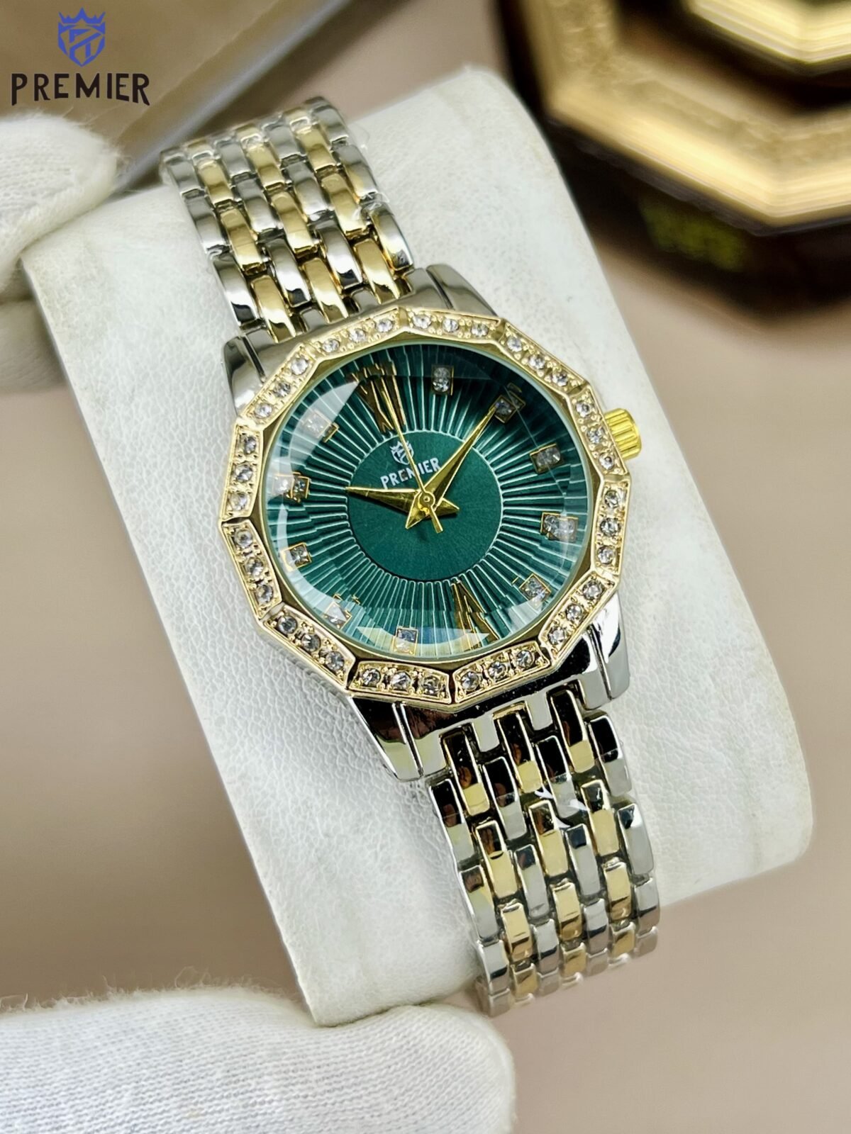 New Women's Elegant Bracelet Watch with Crystal-Studded Bezel