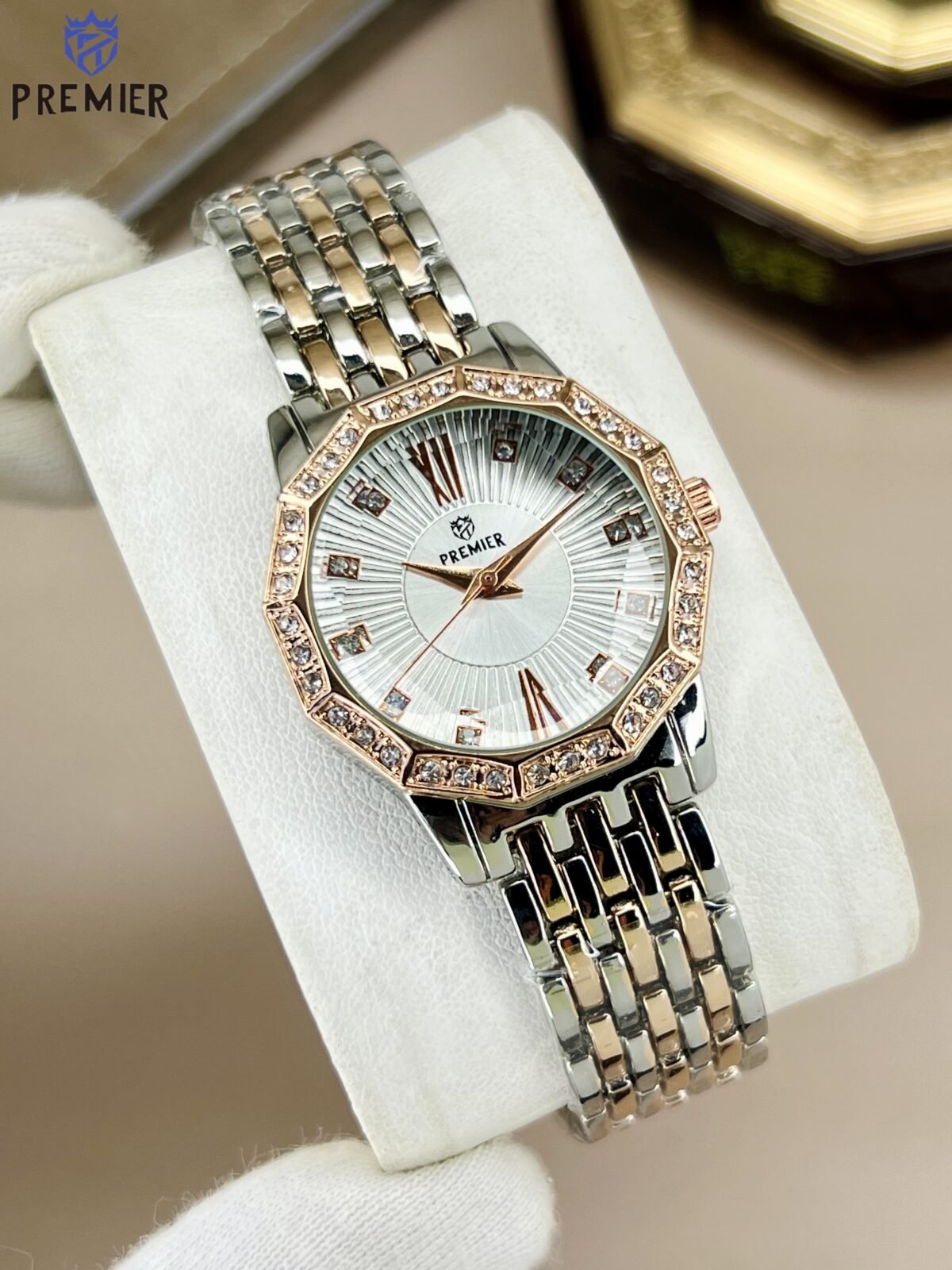 New Women's Elegant Bracelet Watch with Crystal-Studded Bezel