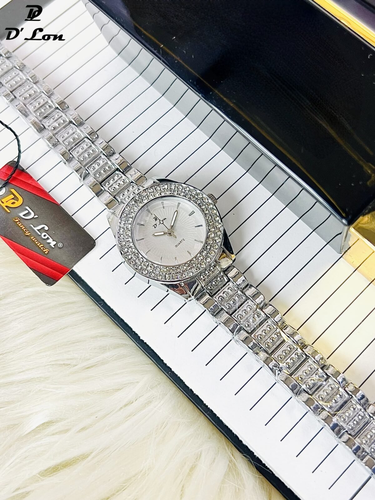 Luxury Women’s Quartz Watch with Crystal Bezel and Elegant Bracelet Strap