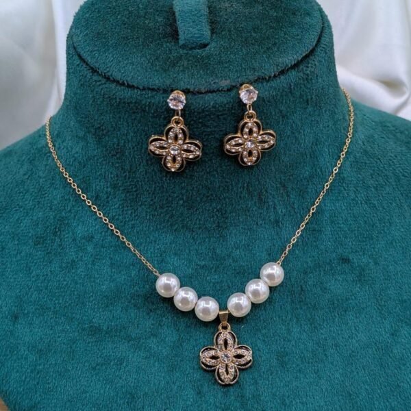 Luxe Clover Motif Jewelry Set With Lustrous Faux Pearl Accents