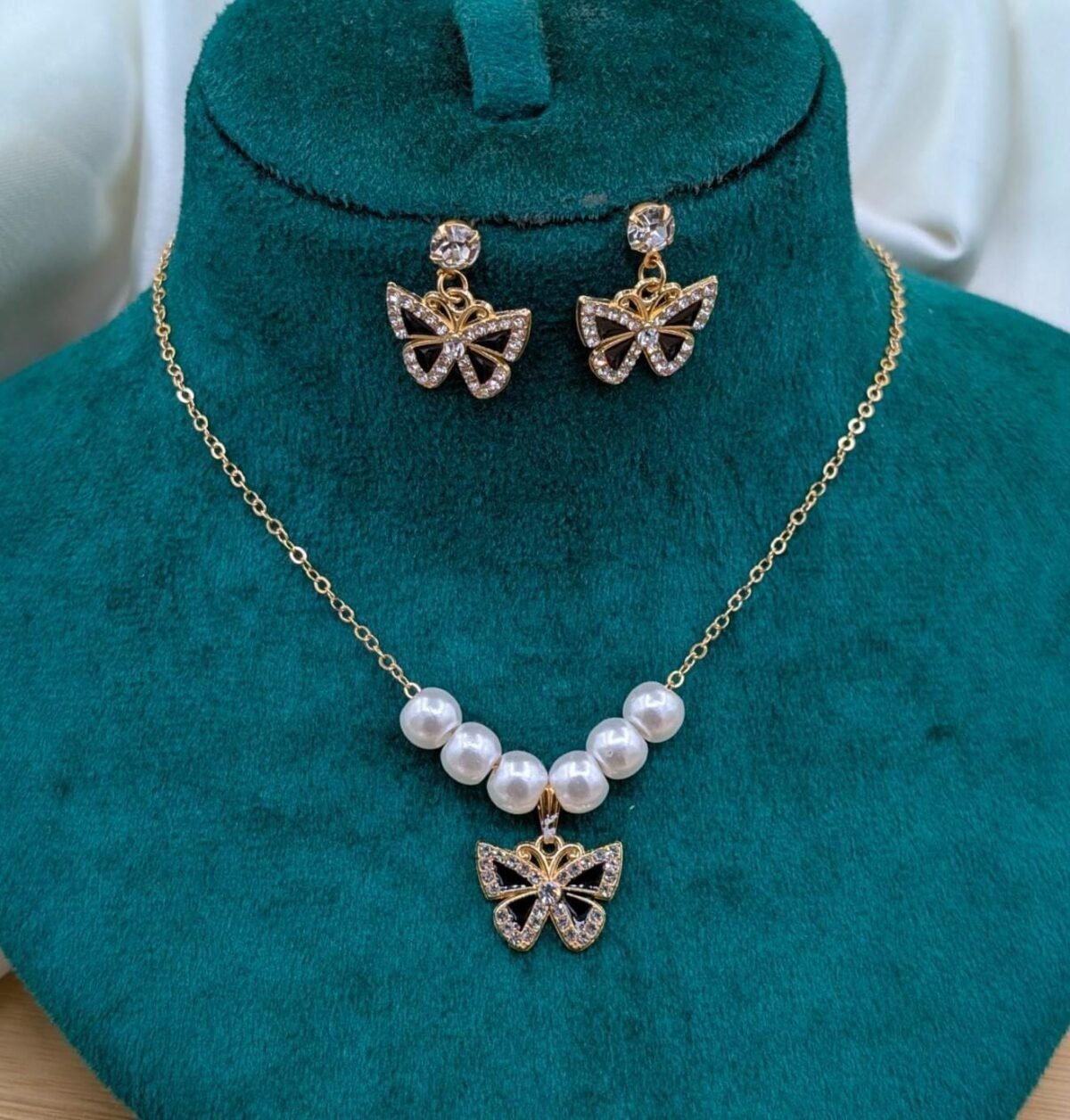Luxe Clover Motif Jewelry Set With Lustrous Faux Pearl Accents