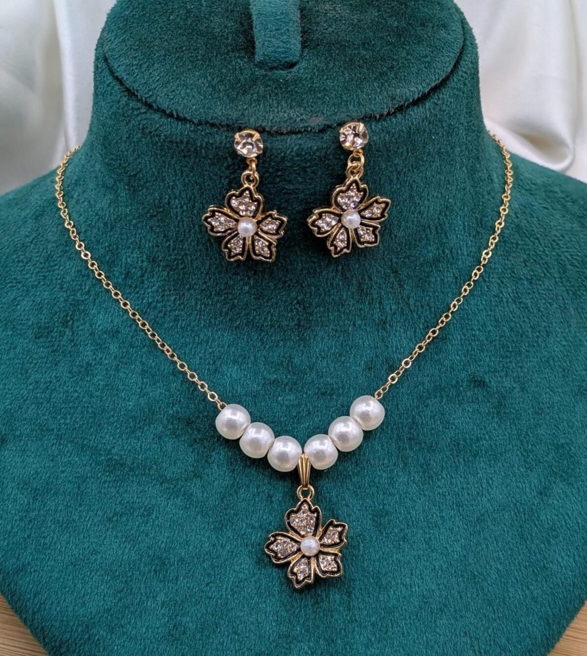 Luxe Clover Motif Jewelry Set With Lustrous Faux Pearl Accents