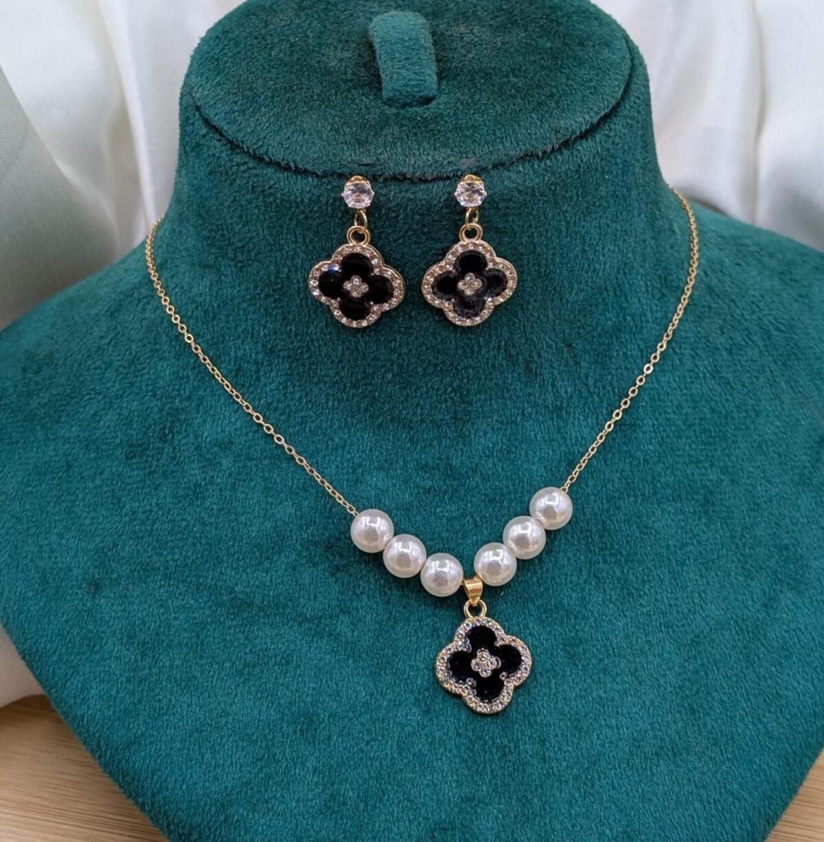 Luxe Clover Motif Jewelry Set With Lustrous Faux Pearl Accents