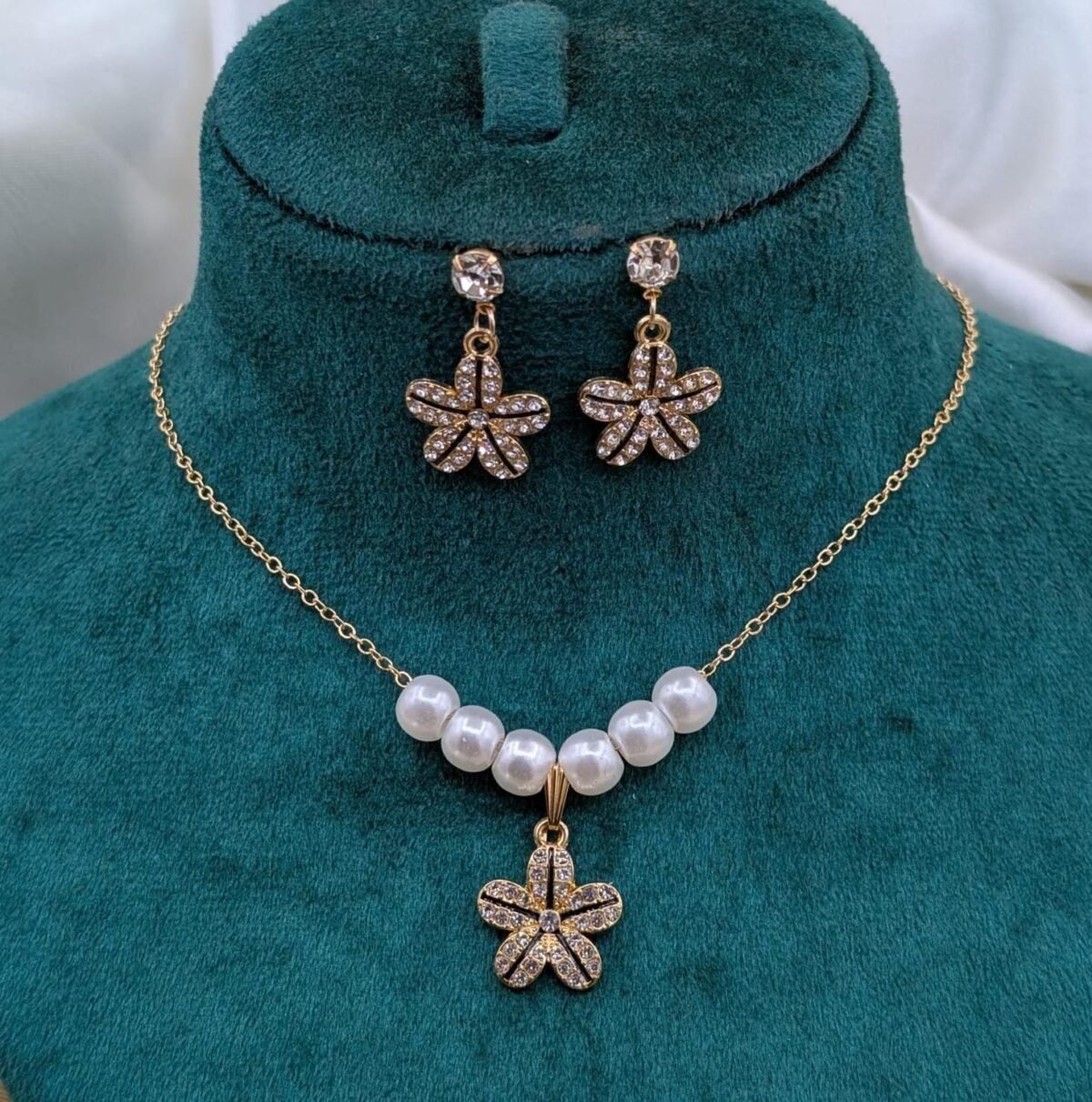 Luxe Clover Motif Jewelry Set With Lustrous Faux Pearl Accents